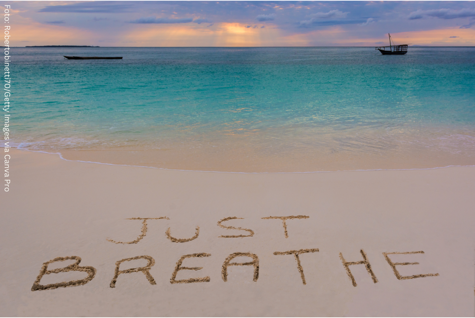 Strandaufnahme mit dem Schriftzug ‚Just Breathe‘ im Sand – Symbol für innere Ruhe und bewusste Atmung, die unser vegetatives Nervensystem unterstützt