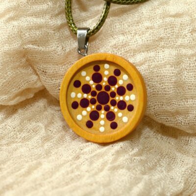 Mandala-Kettenanhänger, Bordeaux auf Ocker, Ø 3cm, Holz