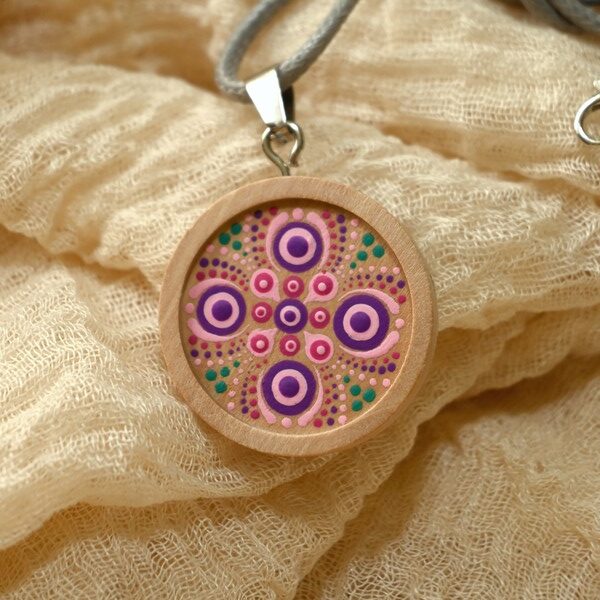 Mandala-Kettenanhänger, Lila auf Naturholz, Ø 3cm, Holz