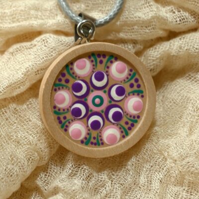 Mandala-Kettenanhänger, Lila auf Naturholz, Ø 3cm, Holz