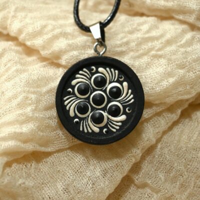 Mandala-Kettenanhänger, Silber auf Schwarz, Ø 3cm, Holz