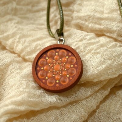 Mandala-Kettenanhänger, Orange auf Naturholz, Ø 3cm, Holz