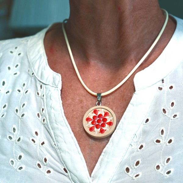 Mandala-Kettenanhänger, Rot auf Hellholz, Ø 3cm, Holz - Image 3