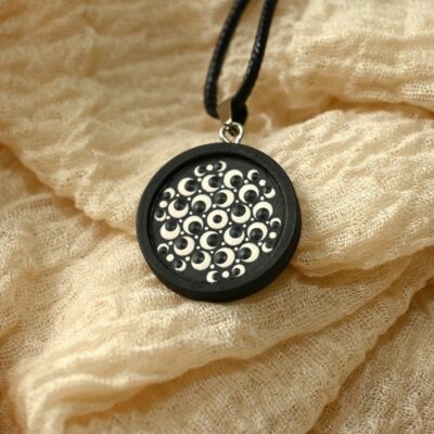 Mandala-Kettenanhänger, Creme auf Schwarz, Ø 3cm, Holz