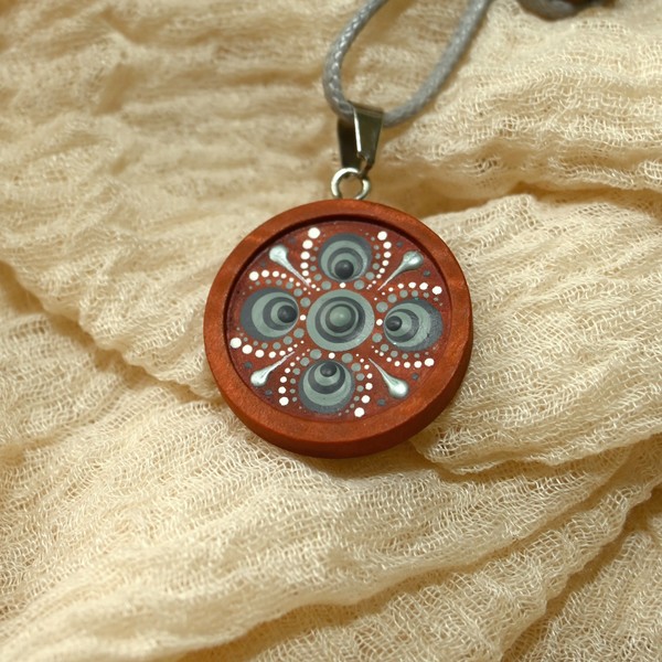 Mandala-Kettenanhänger, Graublau auf Rotbraun, Ø 3cm, Holz – Bild 3