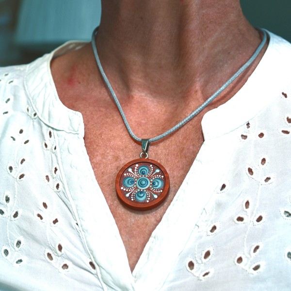 Mandala-Kettenanhänger, Graublau auf Rotbraun, Ø 3cm, Holz – Bild 4
