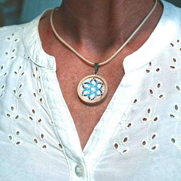 Mandala-Kettenanhänger, Blau auf Naturholz, Ø 3cm, Holz – Bild 3