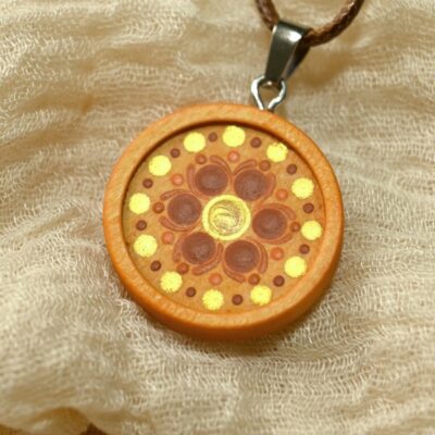Mandala-Kettenanhänger, Gold auf Ocker, Ø 3cm, Holz