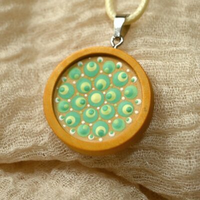 Mandala-Kettenanhänger, Mintgrün auf Ocker, Ø 3cm, Holz