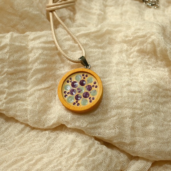 Mandala-Kettenanhänger, Lila auf Ocker, Ø 3cm, Holz - Image 2