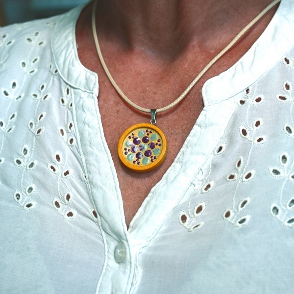 Mandala-Kettenanhänger, Lila auf Ocker, Ø 3cm, Holz - Image 3