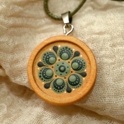 Mandala-Kettenanhänger, Salbeigrün auf Orange, Ø 3cm, Holz