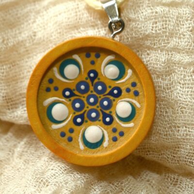 Mandala-Kettenanhänger, Blau auf Ocker, Ø 3cm, Holz