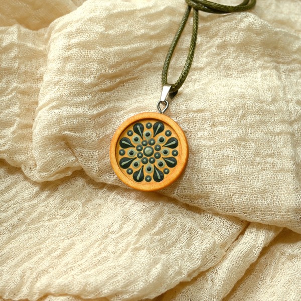 Mandala-Kettenanhänger, Petrol auf Orange, Ø 3cm, Holz - Image 2