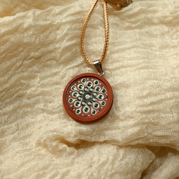 Mandala-Kettenanhänger, Creme auf Rotbraun, Ø 3cm, Holz – Bild 2