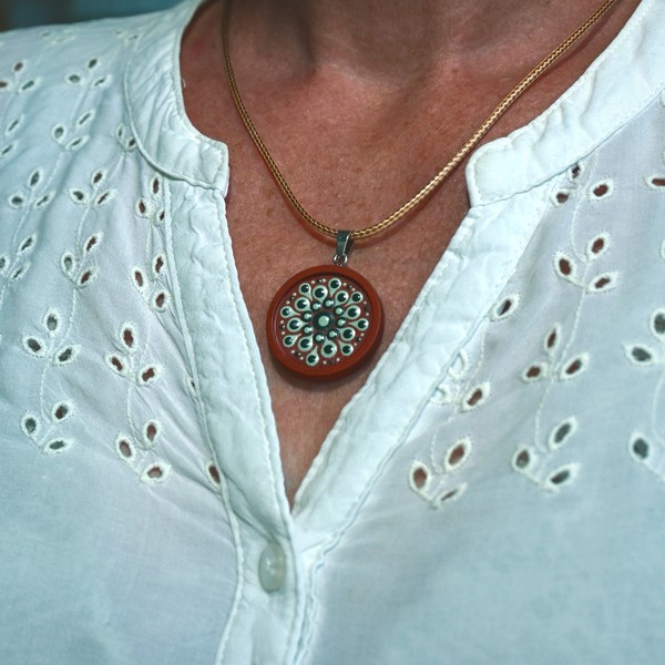 Mandala-Kettenanhänger, Creme auf Rotbraun, Ø 3cm, Holz – Bild 3